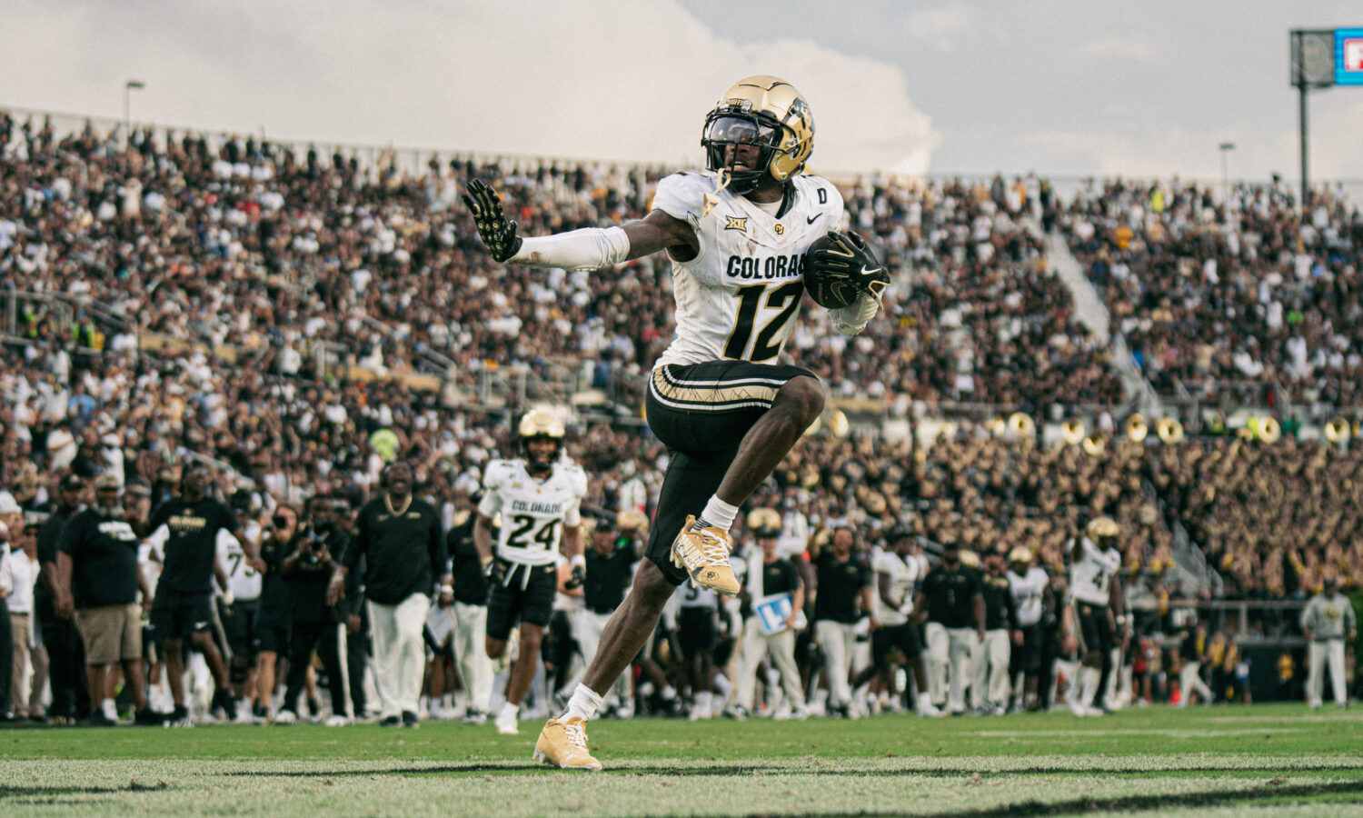 Travis Hunter strikes the Heisman pose for the Colorado Buffaloes against UCF...
