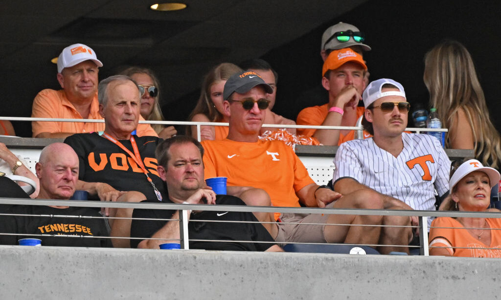 Former Tennessee Volunteers and NFL quarterback Payton Manning (C) and Tennessee basketball coach R...