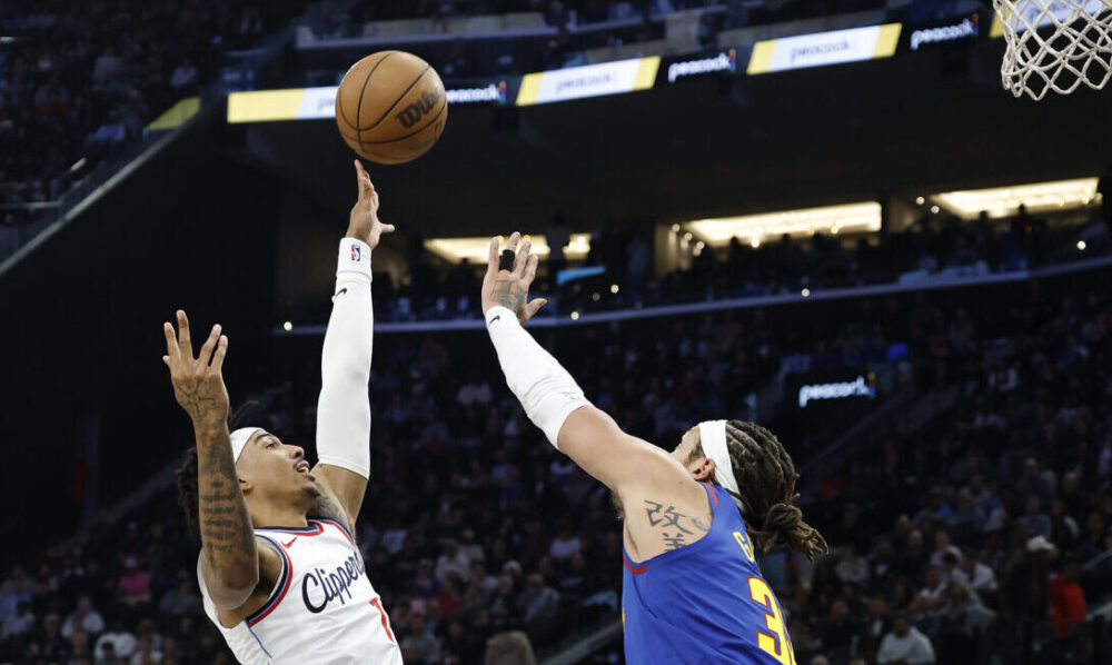 INGLEWOOD, CALIFORNIA - DECEMBER 01: Jordan Miller #11 of the LA Clippers shoots against Aaron Gord...